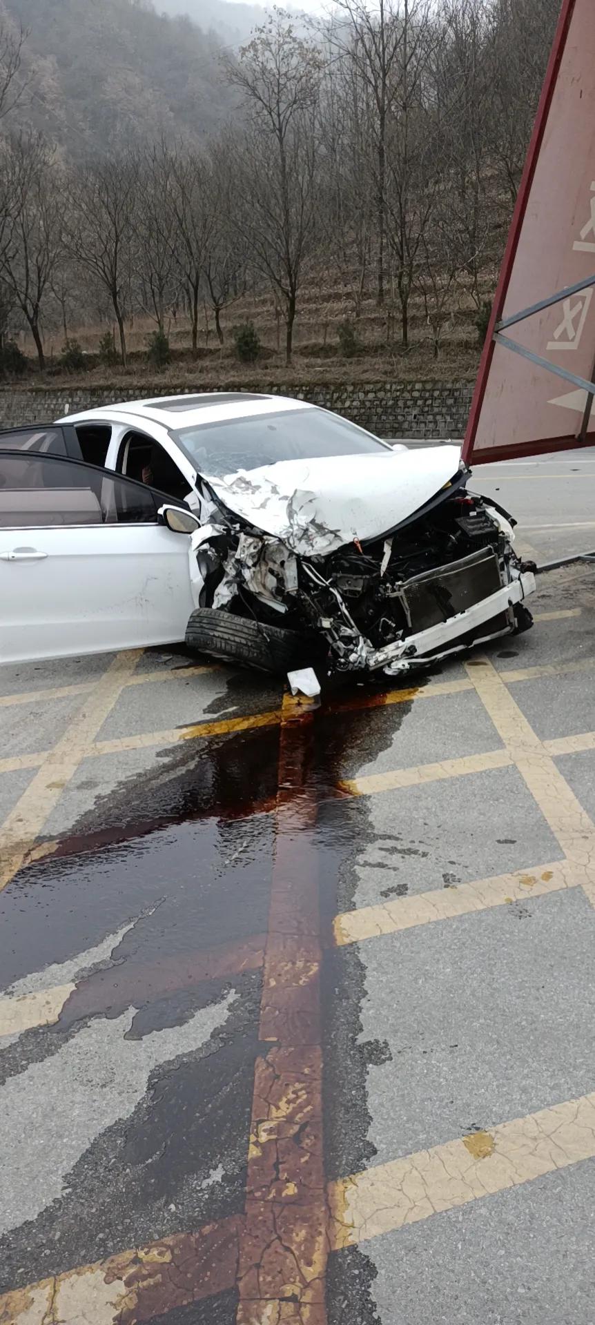 昨天开我艾瑞泽5和大货车正面撞在一起瞬间撞飞我10余米车里坐了3人副