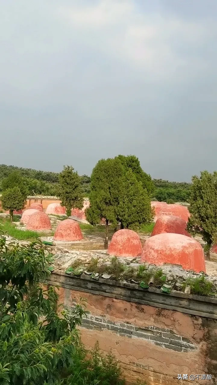 這裡是康熙的景陵妃園寝 在這座園寝裡面安眠着康熙皇帝的49位妃嫔 其中有貴妃一人 妃子11人 嫔8人 貴人10人 常在9 天天看點