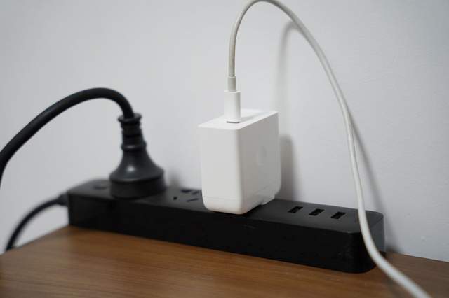 一个充电头就能解决我们所有快充需求 aigo 65W PD快充头上手体验