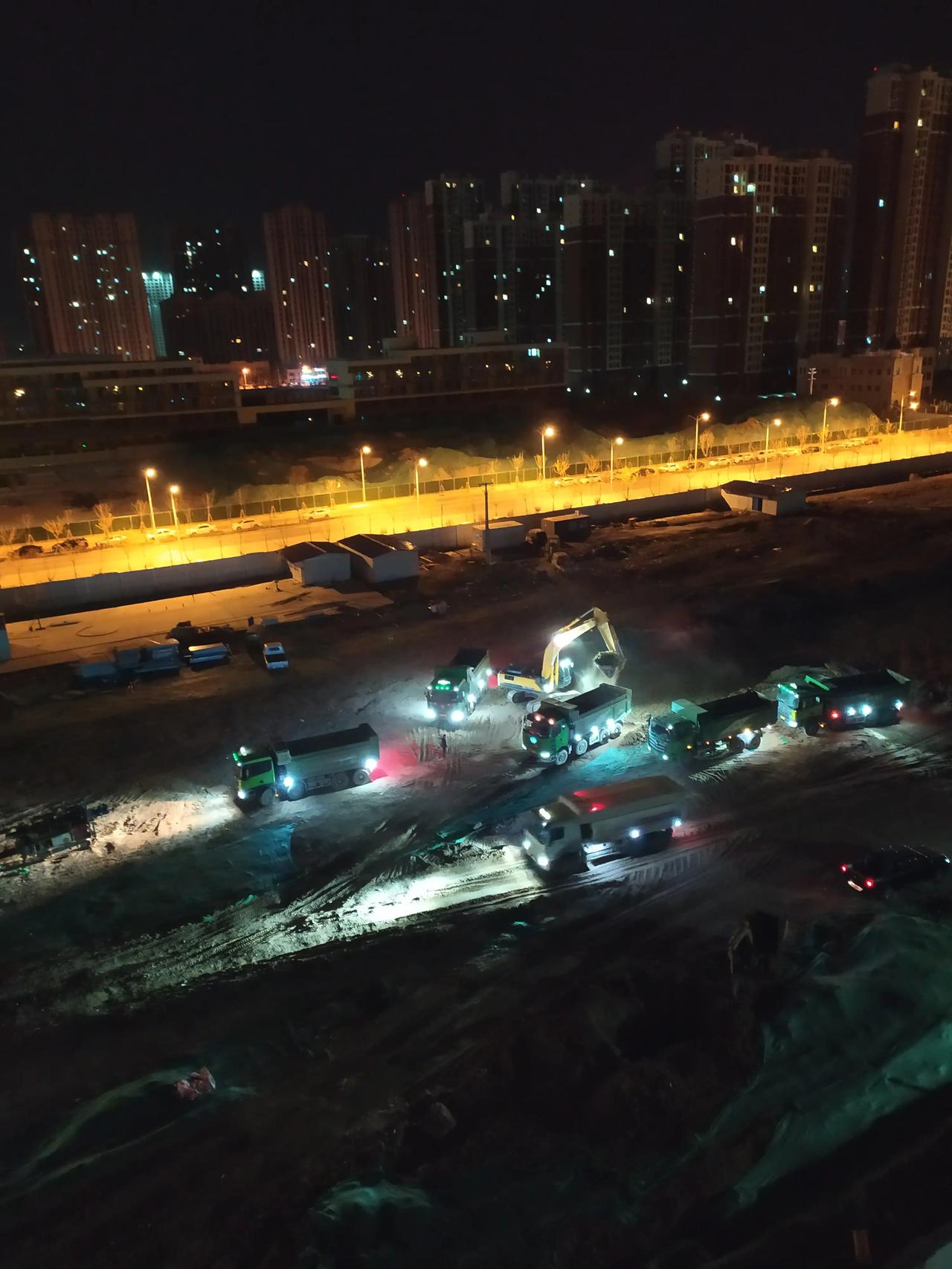 大半夜的这些工地的渣土车开的一个比一个