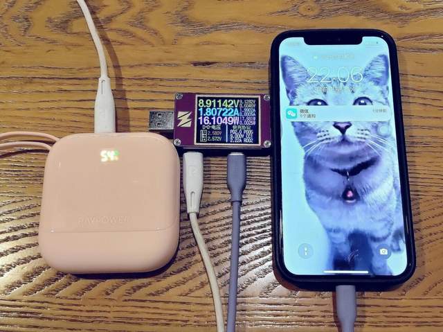 RAVPower自带线充电宝：圆润怡人设计，专为女性用户贴心而打造