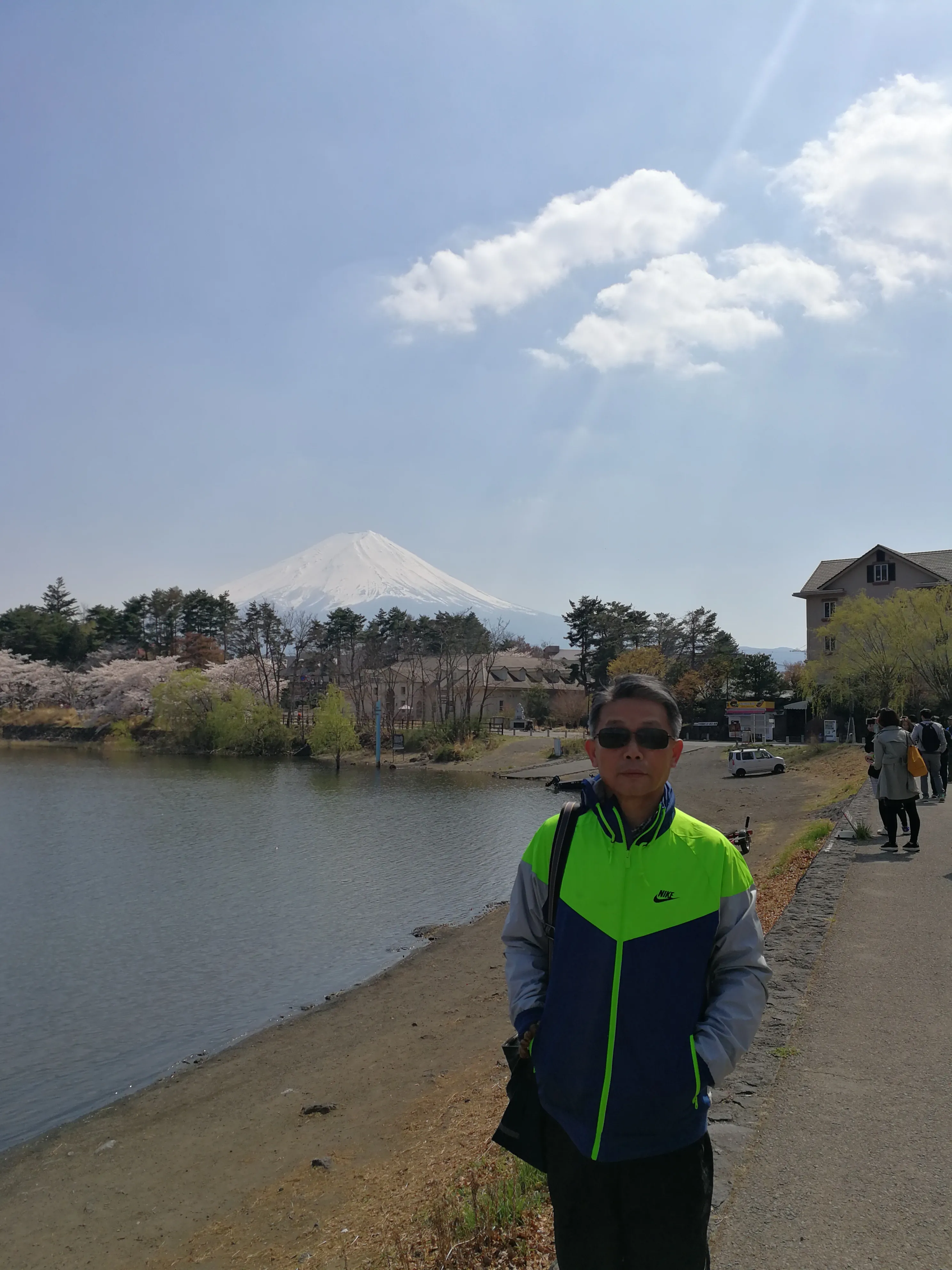 旅游回顾 十六 哪年三月 去日本旅游 富士山是日本的标志 樱花是日本的国花 每年的3月至4月初 是观赏日本樱花 观富士