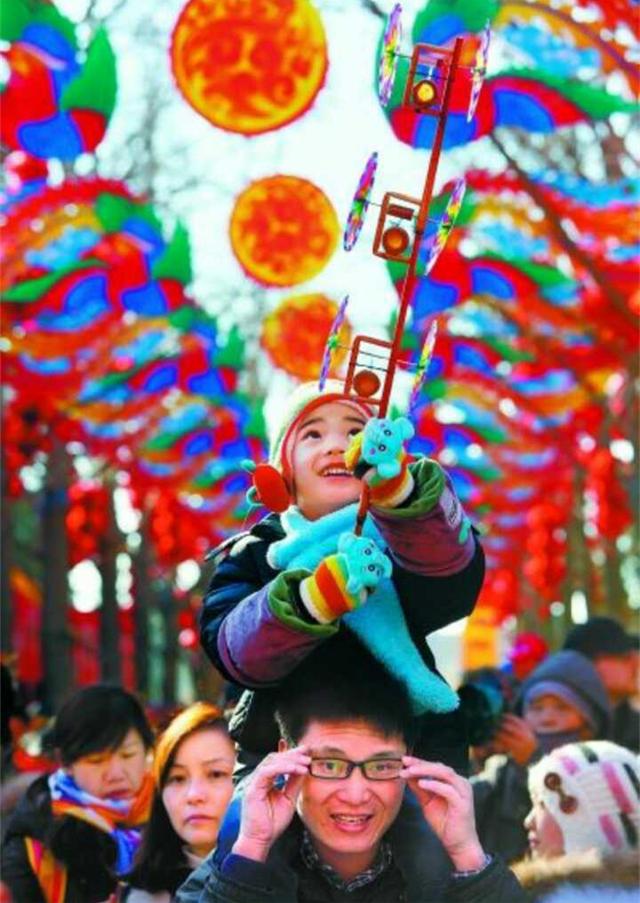 东北秧歌绢花舞蹈视频918万人次春节逛京城石景山游乐园