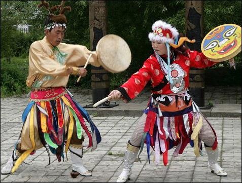 东北二人转秧歌广场无二人转舞台上的跳大神