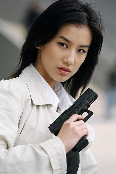出演片中"哑女"一角;随后凭借该片获得第24届香港电影金像奖和第28届