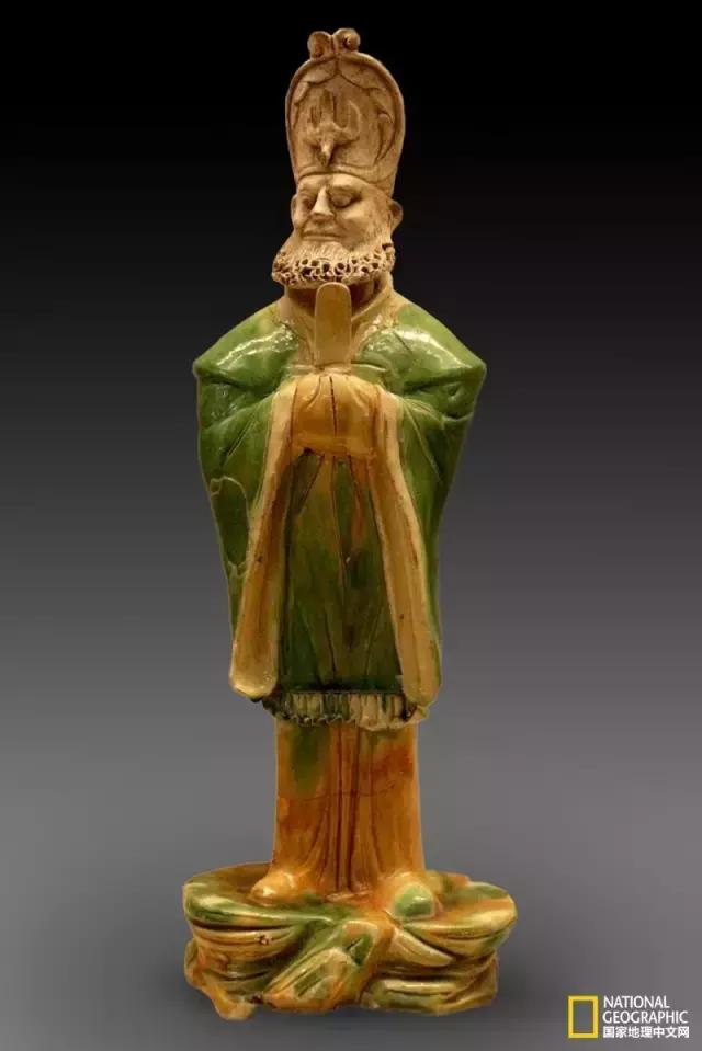 画中男子除吐番使者外,都着幞头圆领袍,连皇帝也不例外.