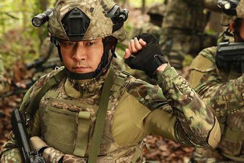 钟原的扮演者是实力演员黄维德,其不俗的表演高度还原一位优秀特战队