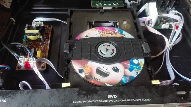 dvd影碟机维修:DVD机指示灯亮，但屏幕无显示维修一例，维修过程讲解