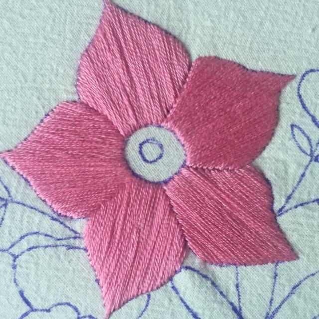 来张花瓣部分绣完的图花蕊部分用了缎面绣和结粒绣线不够了,绣到这里