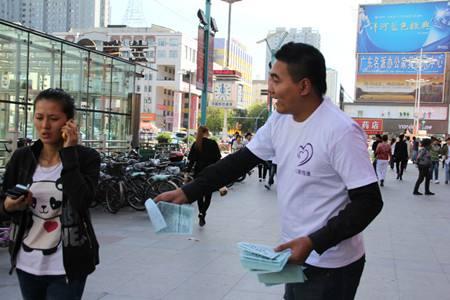 [大菠萝万群转播]，发传单加微信的技巧