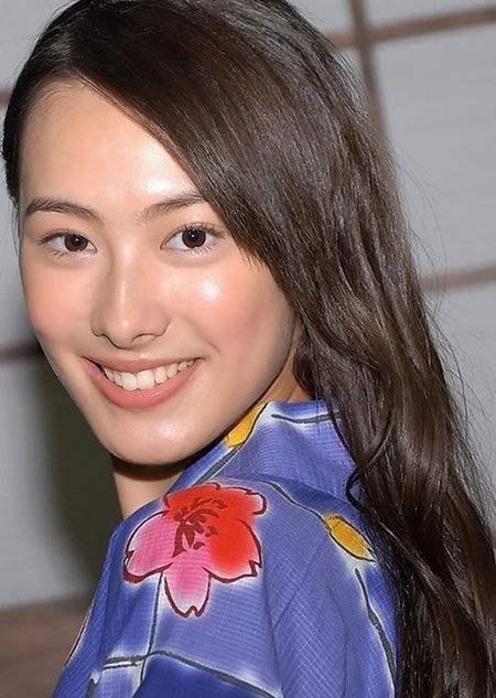 为李泽楷两年生仨的梁洛施生了四胎的千亿儿媳徐子淇除了眼睛大,皮肤