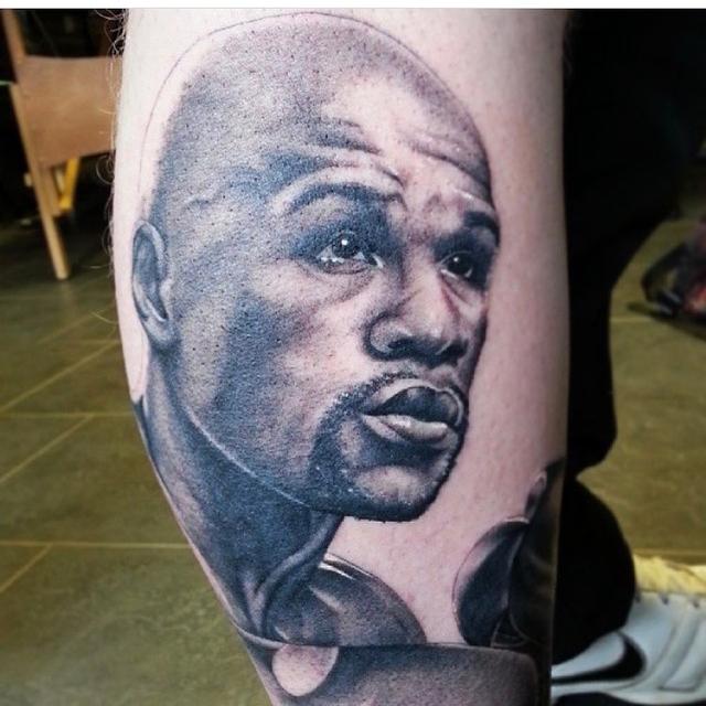 梅威瑟获全球粉丝纹身支持,人气超越泰森帕奎奥