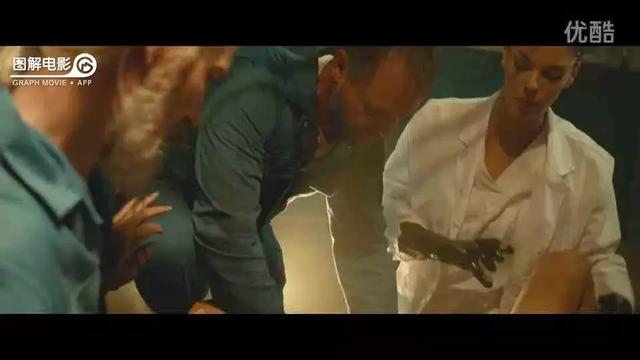 医生示范身体乳