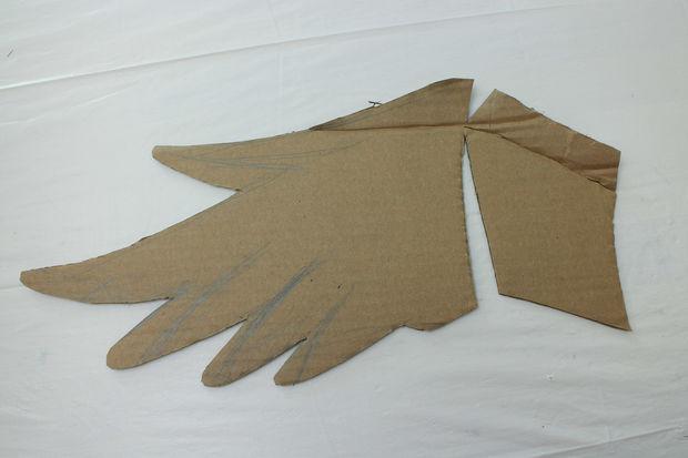 但我真的很容易操纵这样的纸板来创造一些如果您尝试将翅膀固定到位