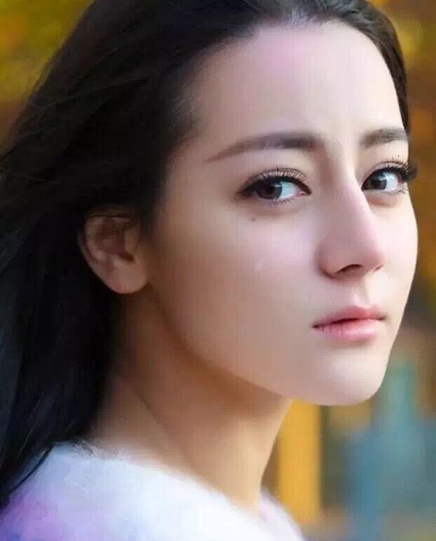 迪丽热巴名字的由来和含义(迪丽热巴的名字是什么来历)-天晟网