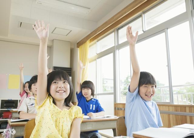 鹿晗粉丝跳楼:一鹿晗女粉丝因偶像恋爱而跳楼自杀系谣传，西南大学官网已声明