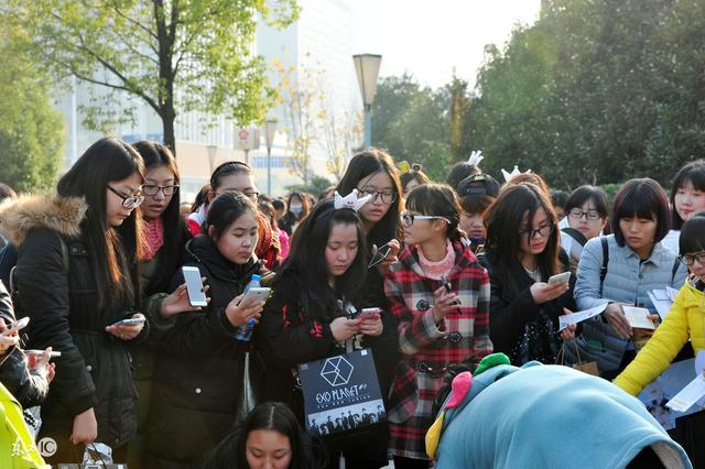 鹿晗粉丝跳楼:一鹿晗女粉丝因偶像恋爱而跳楼自杀系谣传，西南大学官网已声明