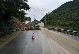 重庆暴雨致道路塌方多车掉落