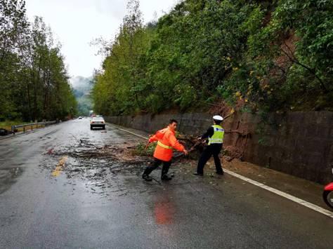 重庆暴雨致道路塌方多车掉落