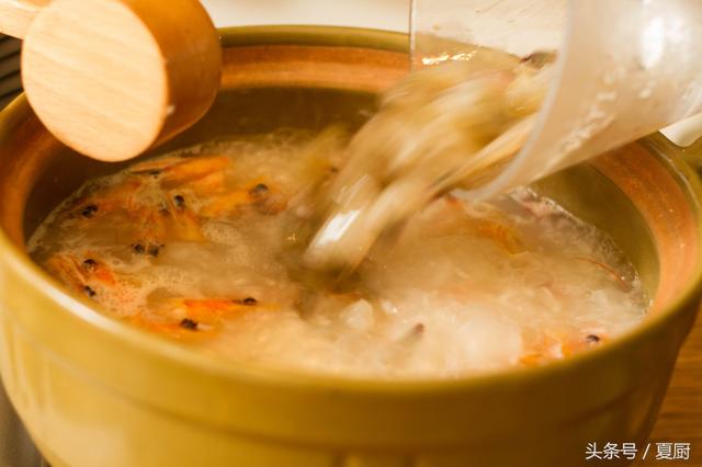 砂锅虾粥:大寒冷的冬天里，一碗热乎乎的鲜虾砂锅粥，温暖了你我的心