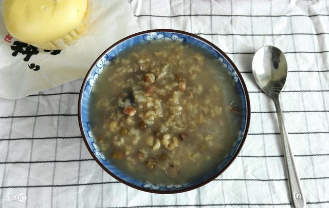 薏米绿豆粥 薏米绿豆粥（薏米绿豆粥的功效） 美食