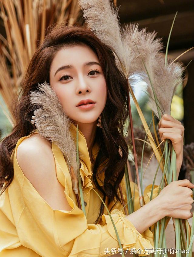 黄色上衣搭配白色裙子,仙气十足,文雅娴静,美丽脱俗.