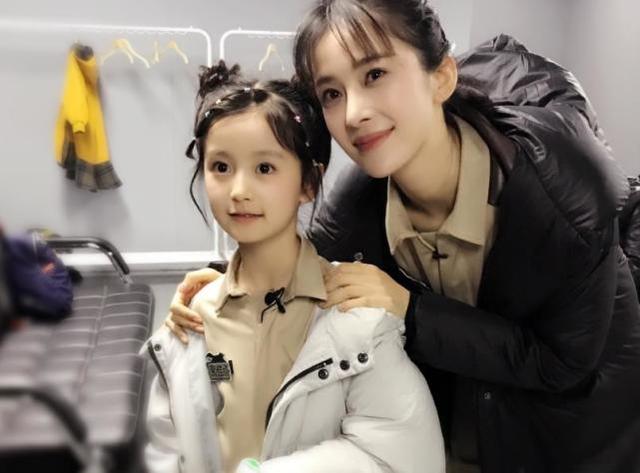 今日,裴佳欣便在微博晒出与黄晓明,张雪迎,赵韩樱子三位明星的合照,并