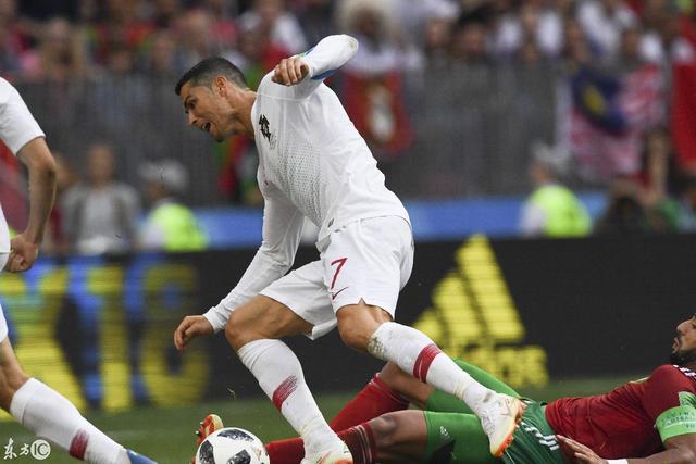 世界杯赛场花絮，葡萄牙VS摩洛哥，c罗假摔之后自己把自己逗乐了