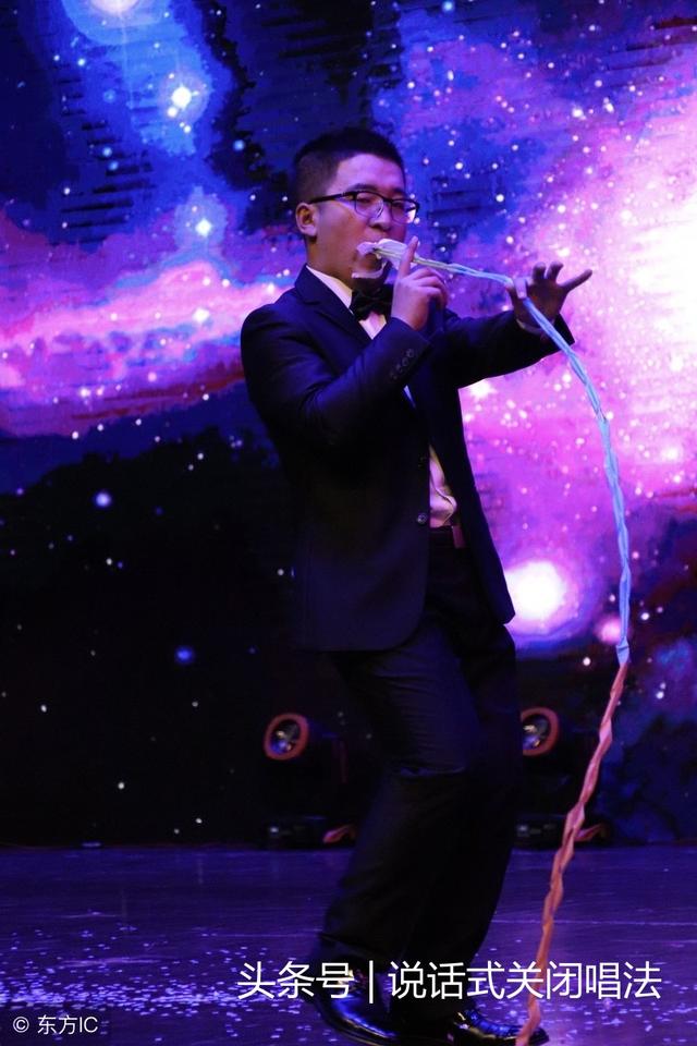 歌手唱歌带耳麦干嘛(歌星唱歌时候耳朵上戴的是什么耳机)