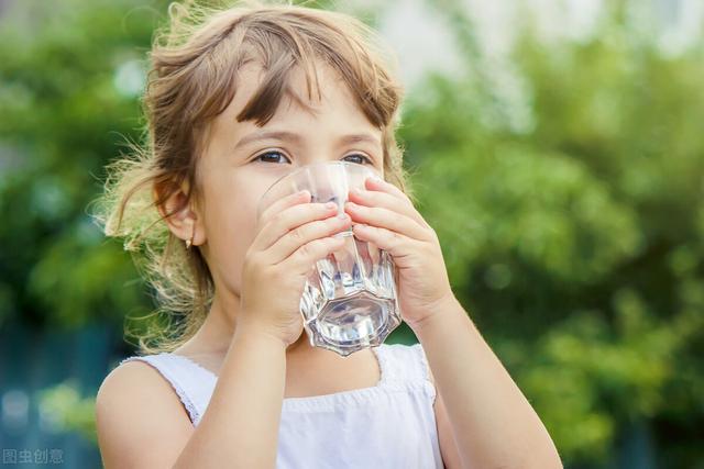 喝水时应该注意什么，喝水也要有技巧，3种大家常用的喝水方式，可能会“伤害”身体