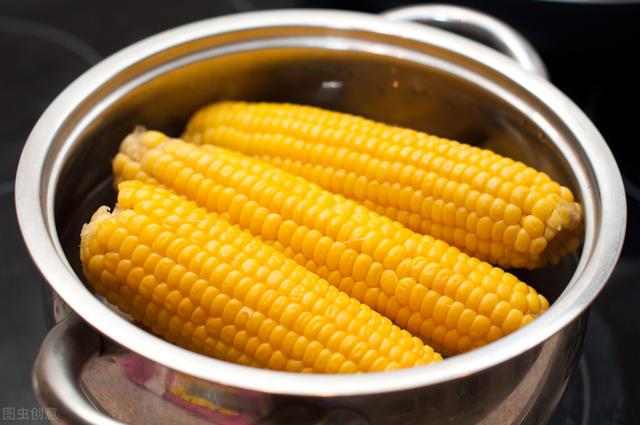 玉米要煮多久才熟透，玉米煮多久能熟冷水下锅还是热水几分钟最香甜一文搞懂