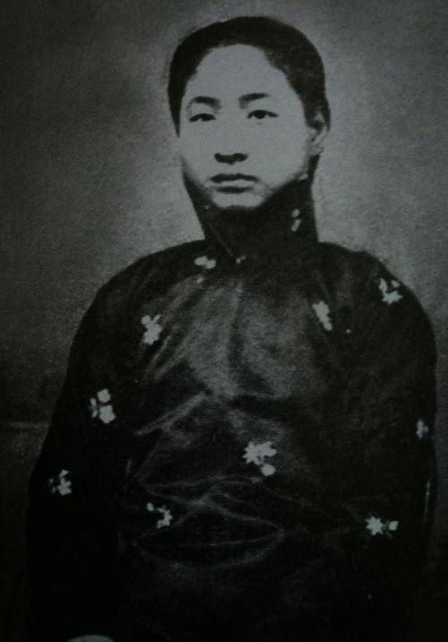 小凤仙的故事:小凤仙下嫁锅炉工，痴呆中离世仍带蔡锷照片，蔡锷后人：自作多情