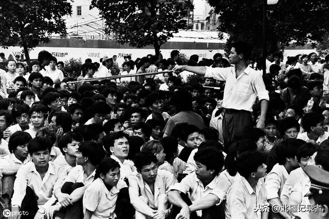 90年代疯狂的中国股市，为数不多的股民为有限的新股抢破了脑袋