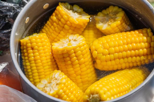 玉米要煮多久才熟透，玉米煮多久能熟冷水下锅还是热水几分钟最香甜一文搞懂