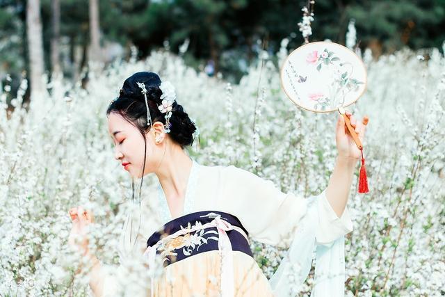 前世她心仪之人将她打入万劫不复之地「直播界第一人」