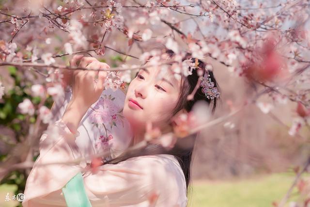 穿越女叫云卿尘男主角是玄王（女主叫慕卿尘的穿越小说）