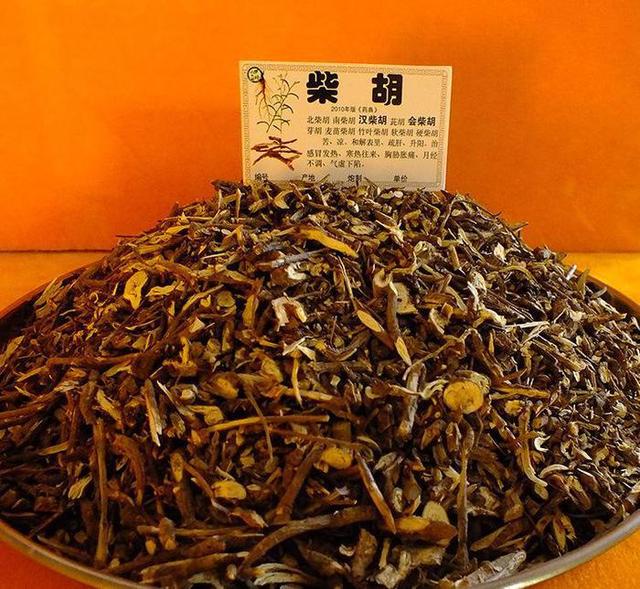 脸上有黑点，胸口针扎一样疼，眼圈发黑，嘴唇发黑，是瘀血造成的