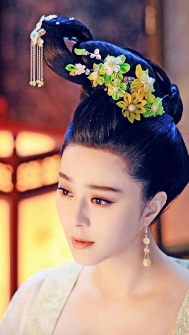 邓伦的“致富之路”，和他背后的3个女人