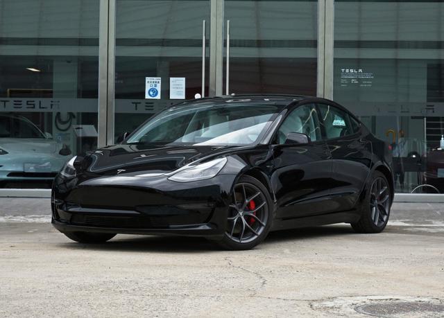 电动车与燃油车的对决：宝马330i VS 特斯拉Model 3高性能全驱版