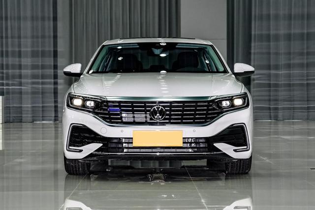 体验帕萨特PHEV  混动豪华版，轴距2871mm，油耗1.4L，值得入手吗？