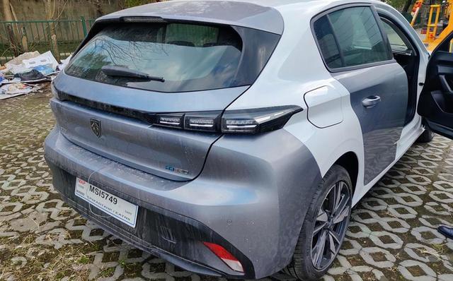 东风标致308白色车(东风标致30817款白色轿车)