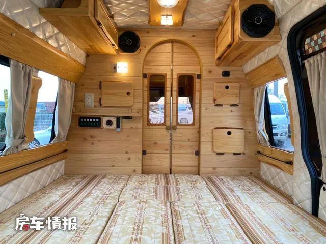新款日产NV350房车，配2.5L动力自动挡，独立一室一厅用着真方便