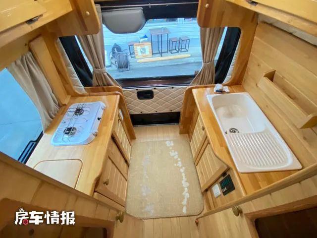 新款日产NV350房车，配2.5L动力自动挡，独立一室一厅用着真方便