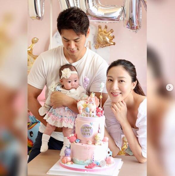 杨怡罗仲谦结婚:杨怡发文庆与罗仲谦结婚四周年，两人街头热吻照首曝光甜炸屏
