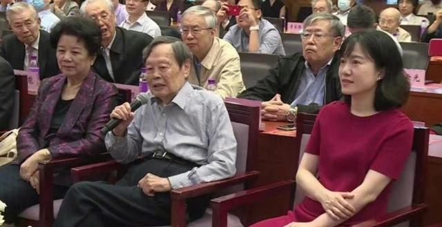 杨振宁100岁生日，45岁翁帆一袭红裙笑颜如花，18年婚姻证明爱情