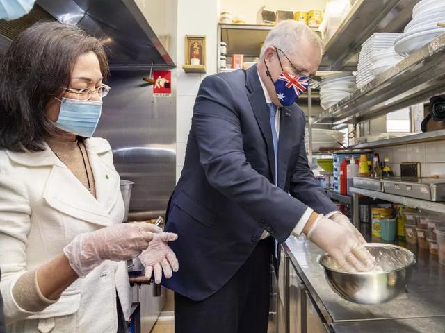 澳洲总理现身华人区学包春卷，吃中餐！还亲自下厨煮咖喱