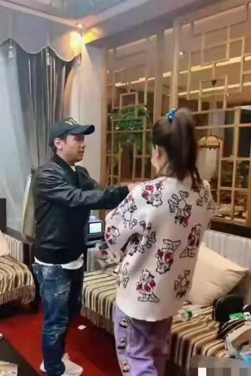宋小宝妻子:宋小宝娇妻罕出镜，怀中神秘小孩被疑是三胎？身后豪宅奢华似皇宫