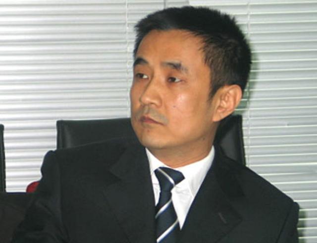 王永红：公司破产丝毫不慌，套61亿携女明星出逃，亲爹去世都不回