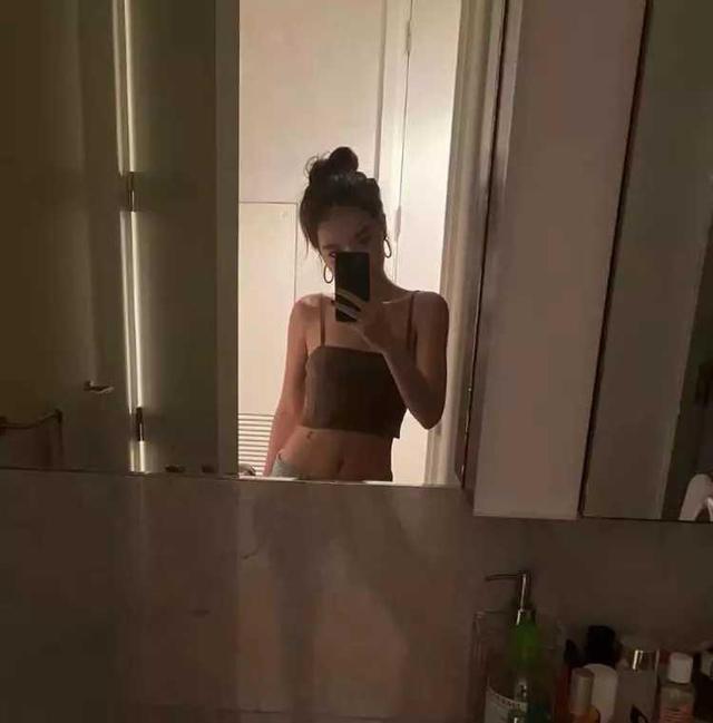 李咏19岁女儿凌晨晒自拍照：皮肤白皙小蛮腰吸睛，带13万名牌手表