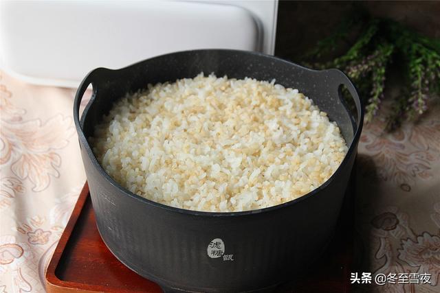 糙米饭怎样做好吃还营养，这一步不能少，糙米也能做得很可口